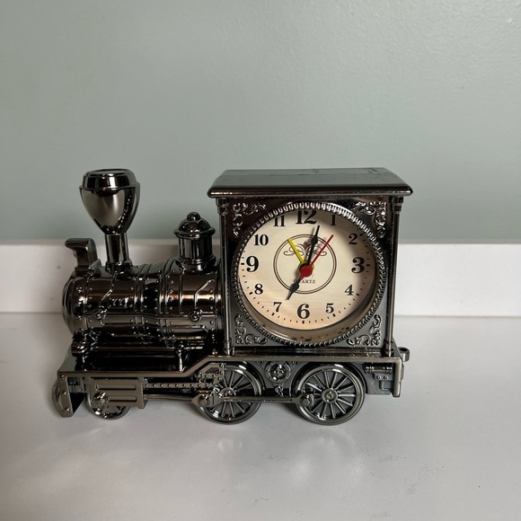 Quartz Train Engine Clock. - Picture 2 of 5
